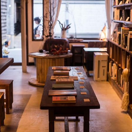 Book & Guesthouse Hitotomaru 丰冈市 外观 照片