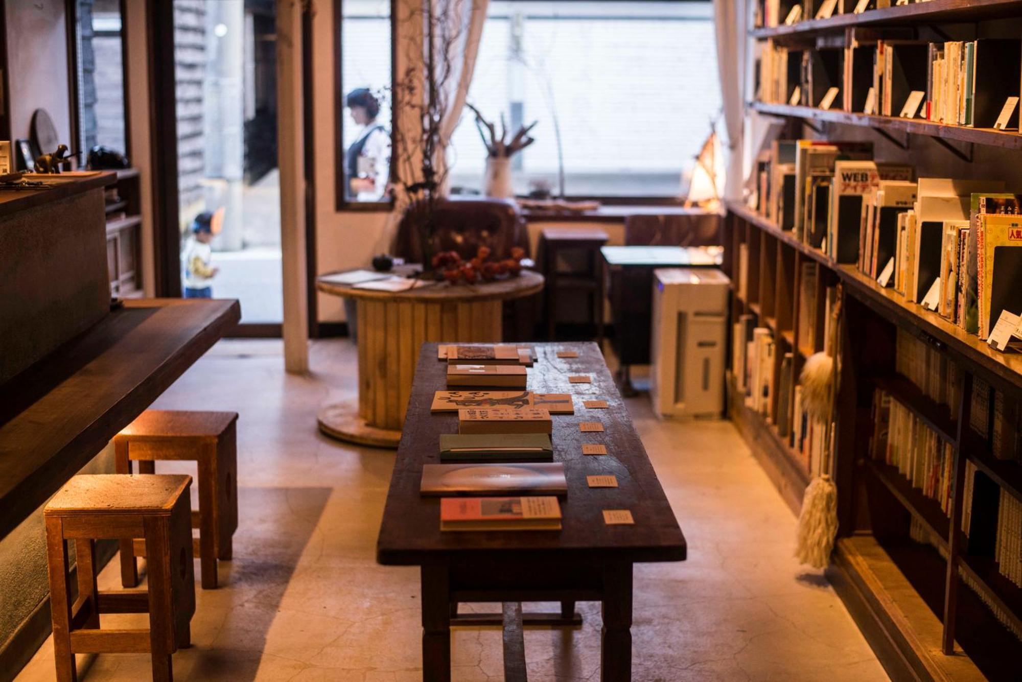 Book & Guesthouse Hitotomaru 丰冈市 外观 照片
